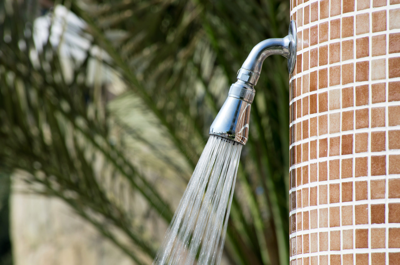 Jak zamontować ogrodowy prysznic?