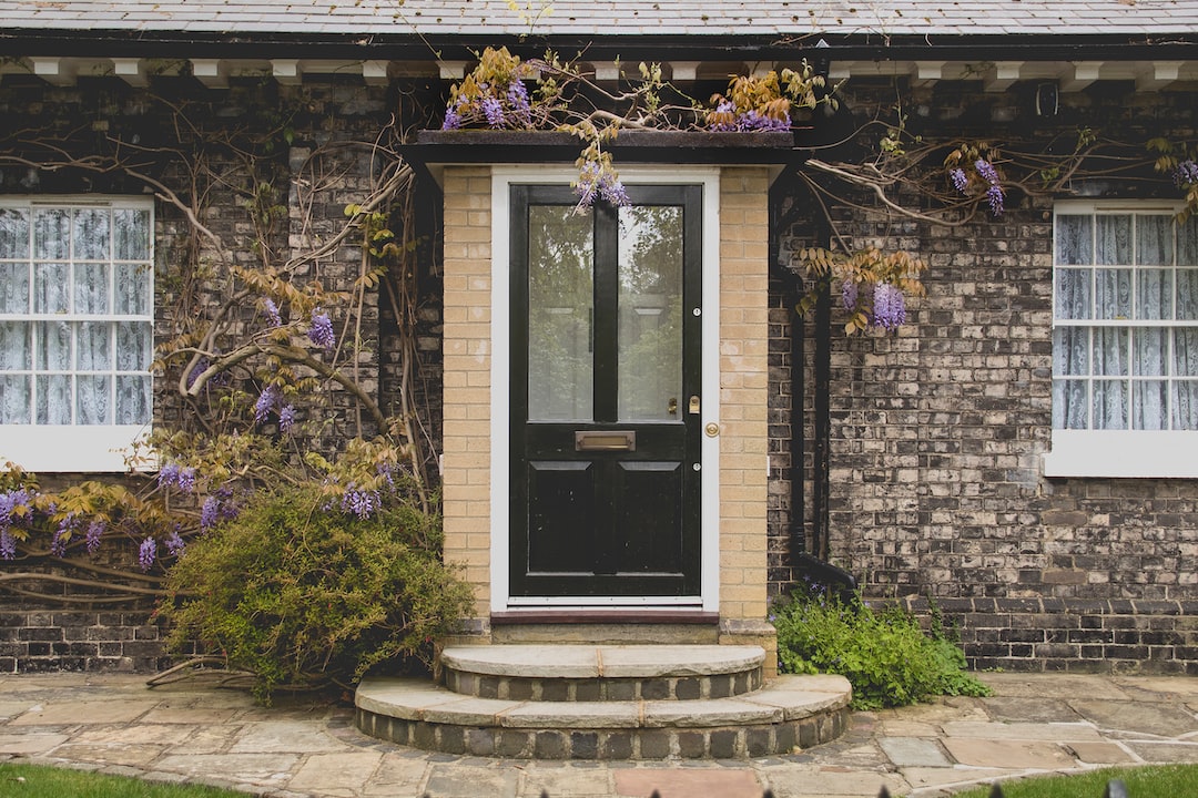 Jak wybrać odpowiednie okucia do drzwi zewnętrznych – poradnik dla domowników
