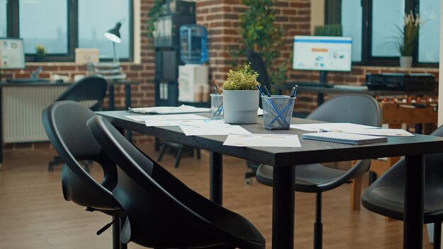 Jak dobrze dobrać meble do przestrzeni spotkań biznesowych?